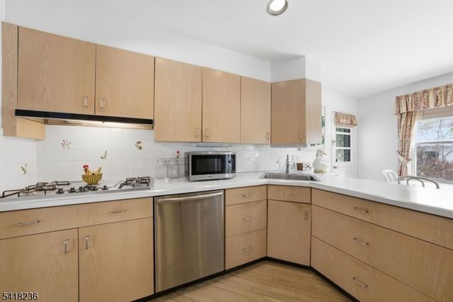 8 Johnston Dr, Morris Twp., NJ 07960