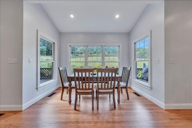 2010 Mountain View RD, Vinton, VA 24179