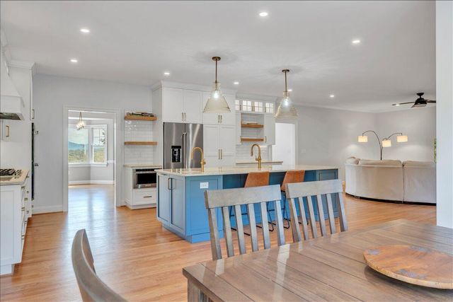 2010 Mountain View RD, Vinton, VA 24179