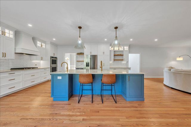 2010 Mountain View RD, Vinton, VA 24179