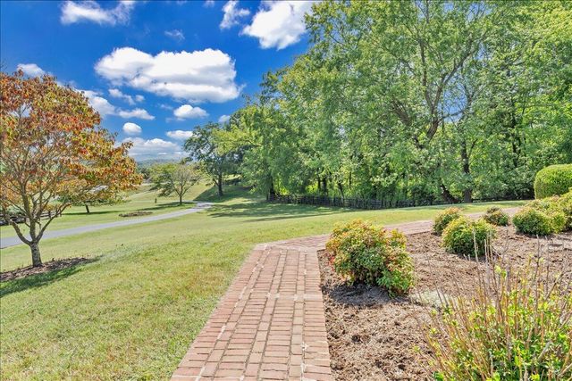 2010 Mountain View RD, Vinton, VA 24179