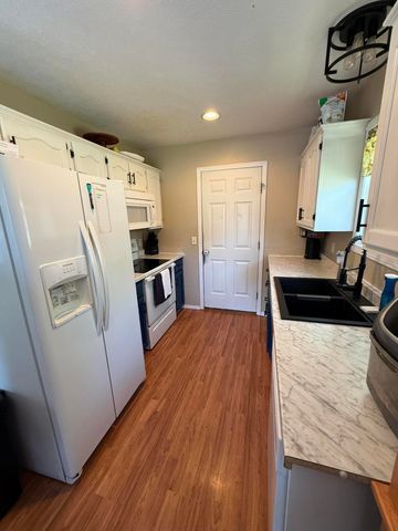4136 Somerset Drive, Battlefield, MO 65619
