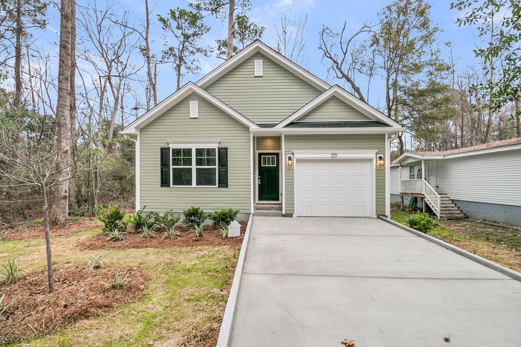 201 Challedon Drive, Summerville, SC 29485