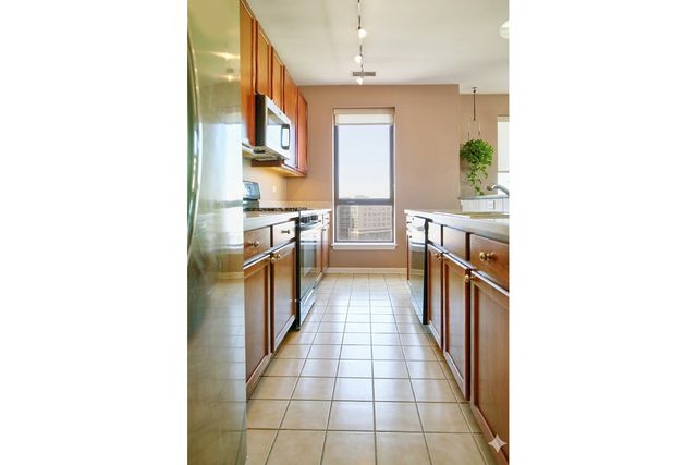 343 W Old Town Court 708, Chicago, IL 60610