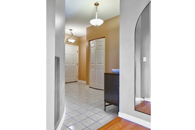 343 W Old Town Court 708, Chicago, IL 60610