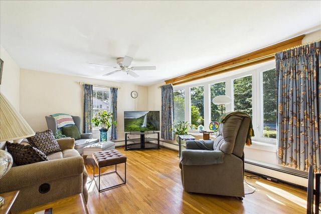 1876 Phinneys Ln, Barnstable, MA 02630