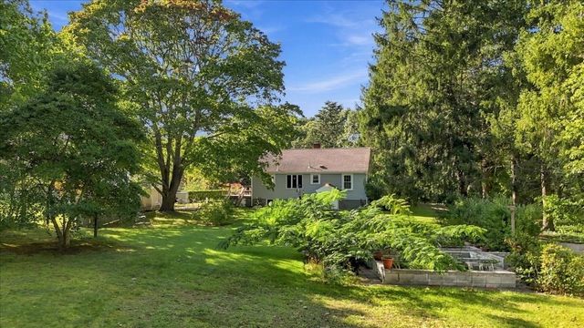 1876 Phinneys Ln, Barnstable, MA 02630