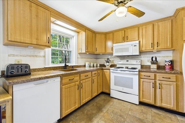 1876 Phinneys Ln, Barnstable, MA 02630