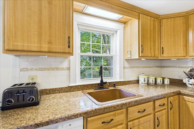 1876 Phinneys Ln, Barnstable, MA 02630