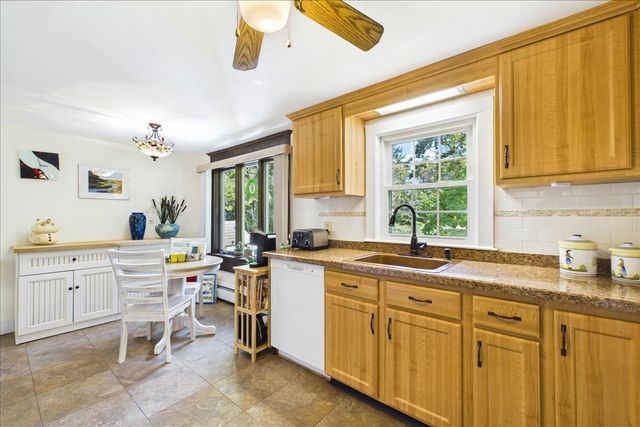 1876 Phinneys Ln, Barnstable, MA 02630