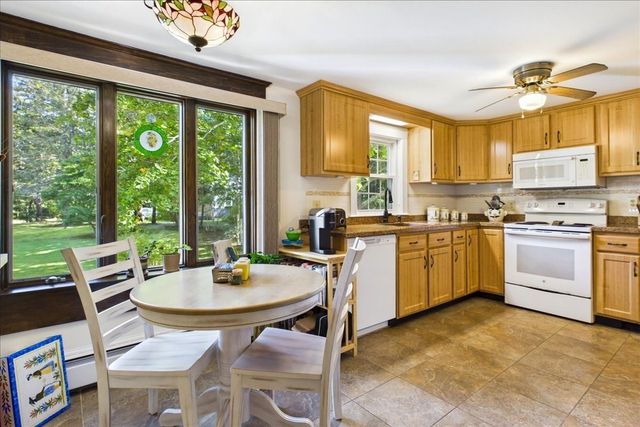 1876 Phinneys Ln, Barnstable, MA 02630