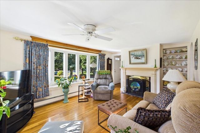 1876 Phinneys Ln, Barnstable, MA 02630