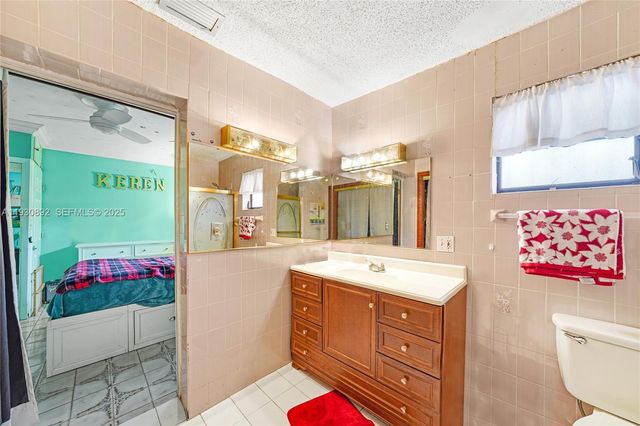 618 W 32nd St, Hialeah, FL 33012