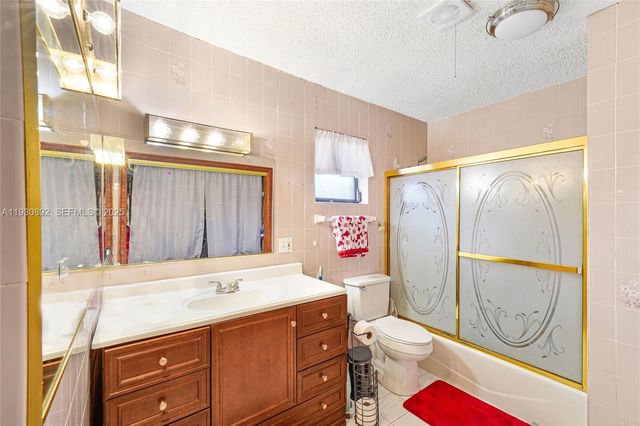 618 W 32nd St, Hialeah, FL 33012