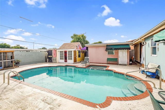 618 W 32nd St, Hialeah, FL 33012