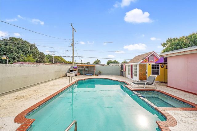 618 W 32nd St, Hialeah, FL 33012