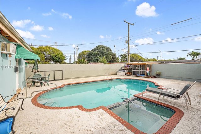 618 W 32nd St, Hialeah, FL 33012