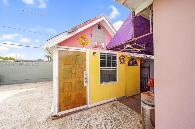 618 W 32nd St, Hialeah, FL 33012