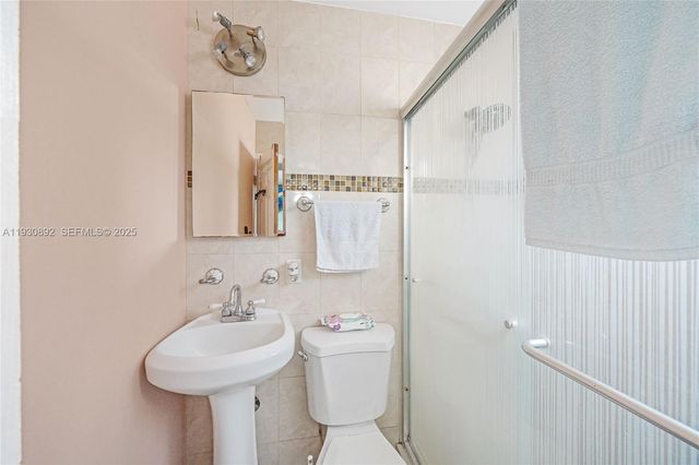 618 W 32nd St, Hialeah, FL 33012