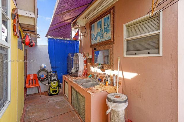 618 W 32nd St, Hialeah, FL 33012