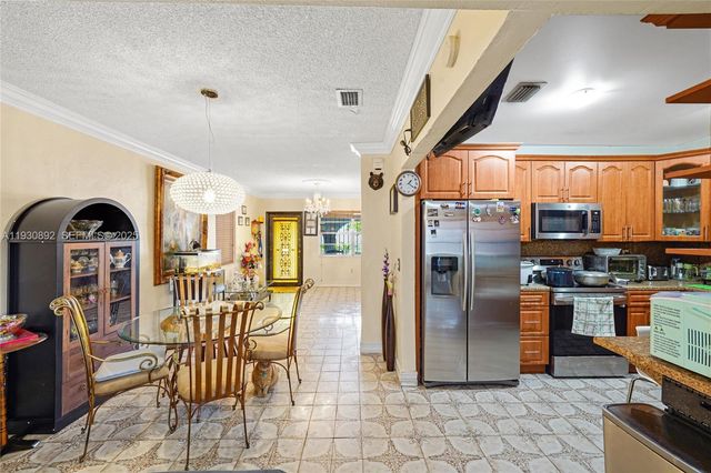 618 W 32nd St, Hialeah, FL 33012