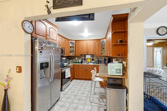 618 W 32nd St, Hialeah, FL 33012