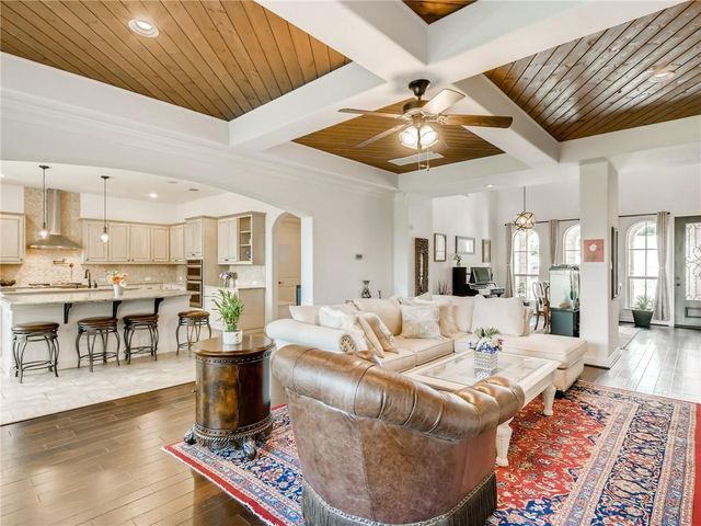 215 Woodlands CT, Lakeway, TX 78738