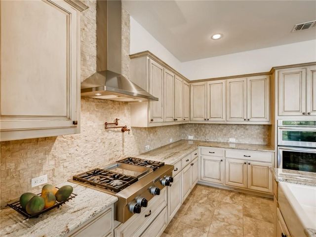 215 Woodlands CT, Lakeway, TX 78738