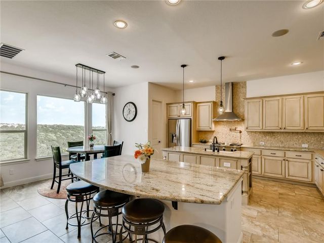 215 Woodlands CT, Lakeway, TX 78738