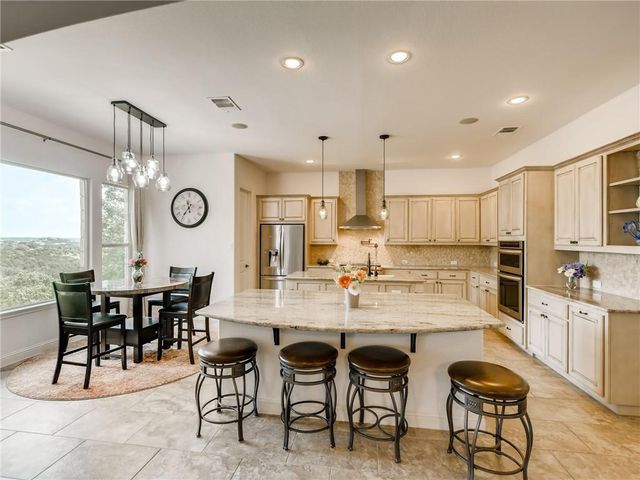 215 Woodlands CT, Lakeway, TX 78738