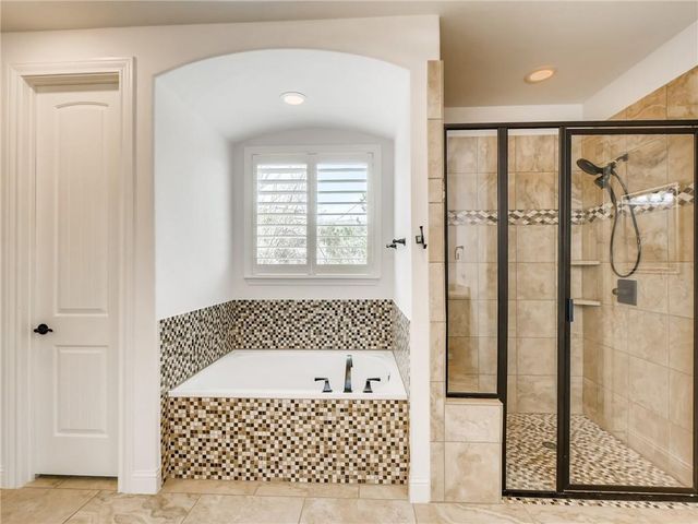 215 Woodlands CT, Lakeway, TX 78738