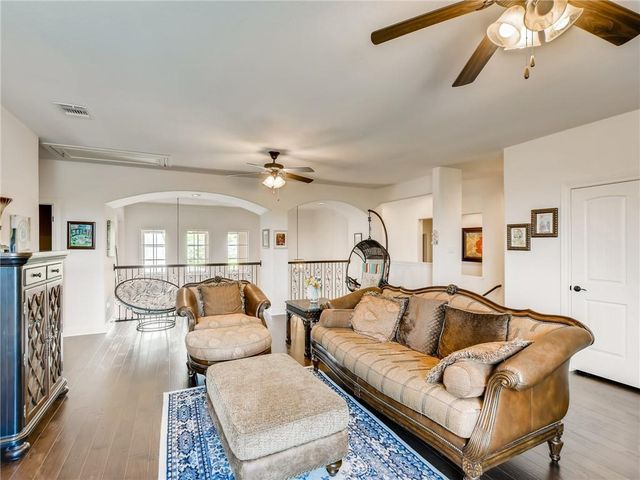 215 Woodlands CT, Lakeway, TX 78738