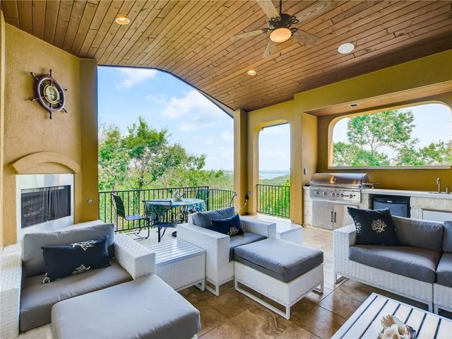 215 Woodlands CT, Lakeway, TX 78738