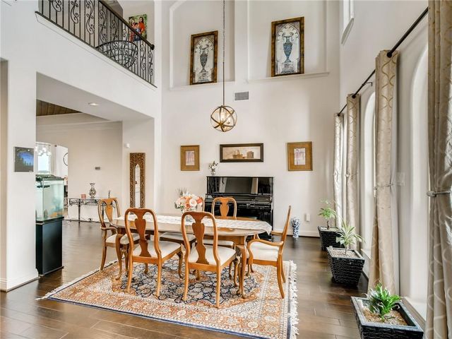 215 Woodlands CT, Lakeway, TX 78738