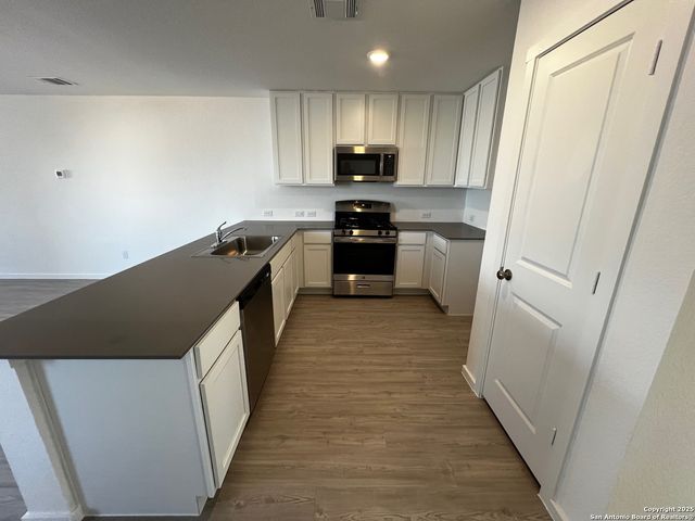6933 Calcite Trail, Elmendorf, TX 78112