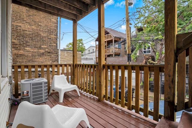 1618 W Blackhawk Street 1, Chicago, IL 60622
