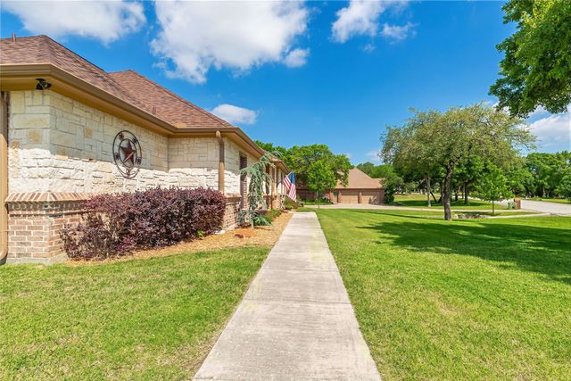 136 Oakwood Court, Lakeside, TX 76135