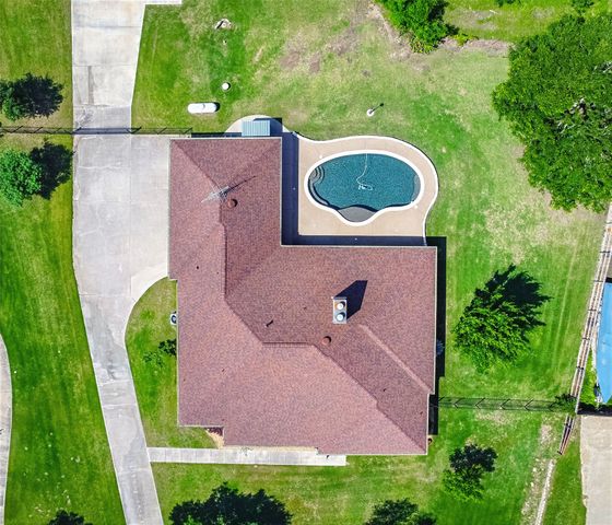 136 Oakwood Court, Lakeside, TX 76135