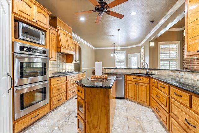 136 Oakwood Court, Lakeside, TX 76135