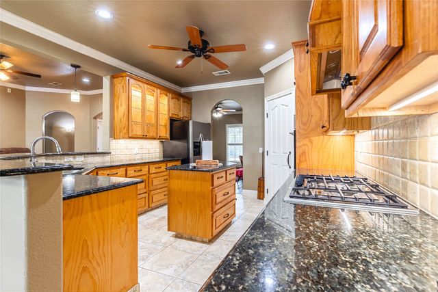 136 Oakwood Court, Lakeside, TX 76135