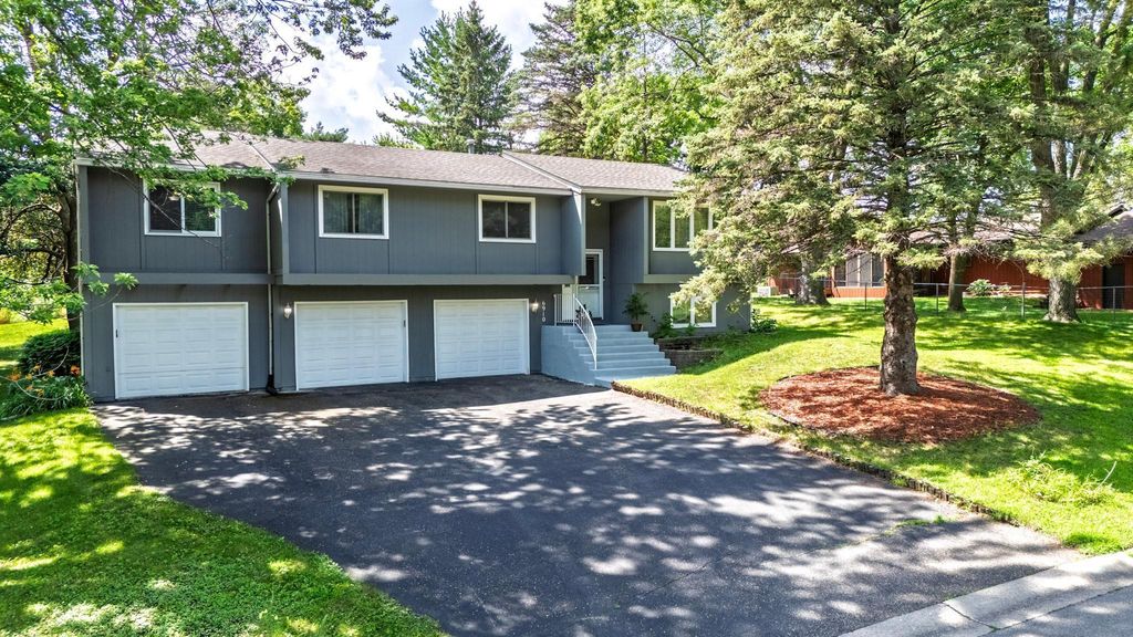 6910 Park View Lane, Eden Prairie, MN 55346