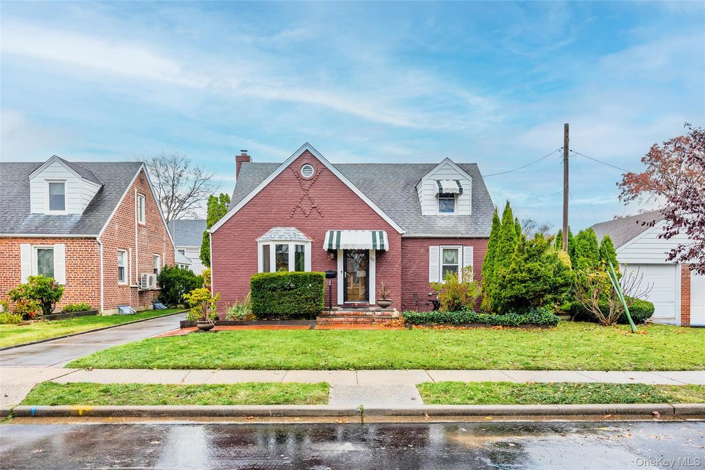 35 Lipton Lane, Williston Park, NY 11596