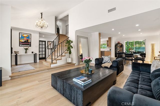22955 Collins, Woodland Hills, CA 91367