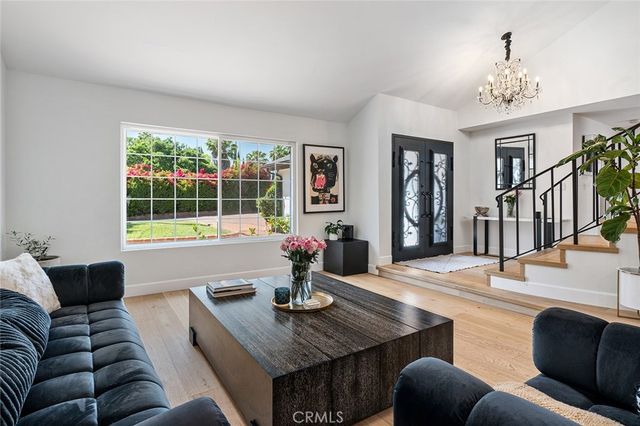 22955 Collins, Woodland Hills, CA 91367