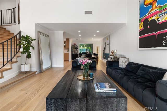22955 Collins, Woodland Hills, CA 91367