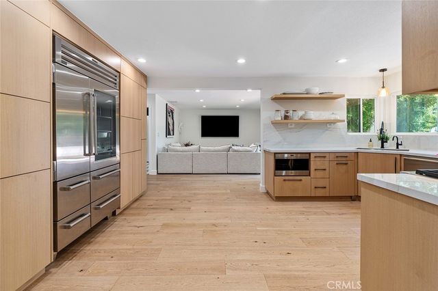 22955 Collins, Woodland Hills, CA 91367