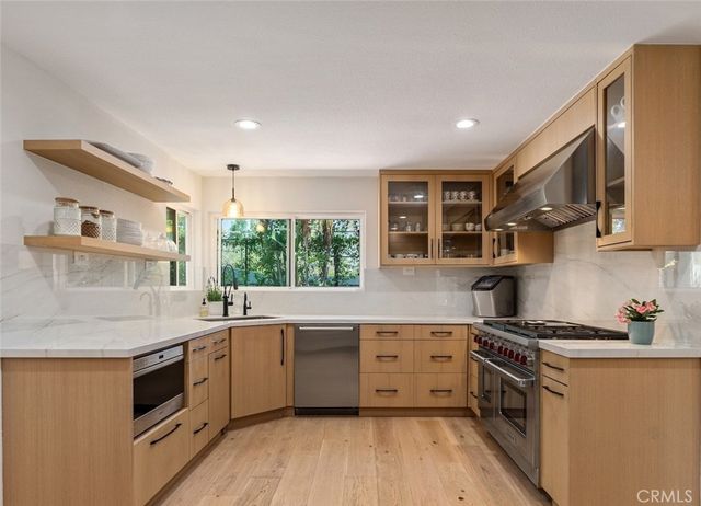 22955 Collins, Woodland Hills, CA 91367