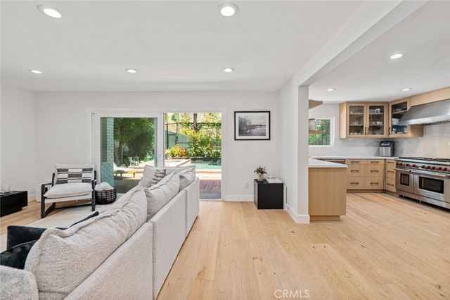 22955 Collins, Woodland Hills, CA 91367