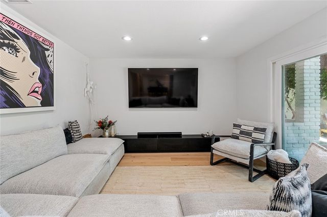 22955 Collins, Woodland Hills, CA 91367