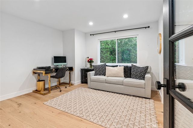 22955 Collins, Woodland Hills, CA 91367